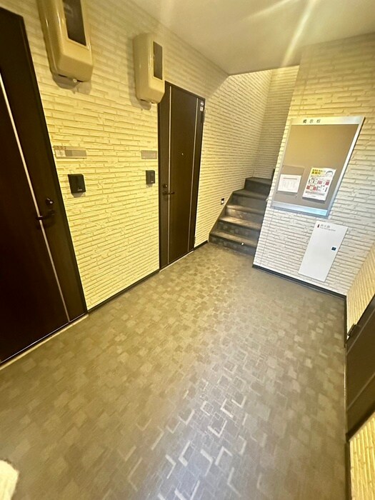 物件外観写真3　(エントランス部分)