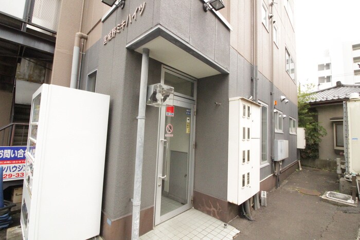 物件外観写真6　(エントランス部分)