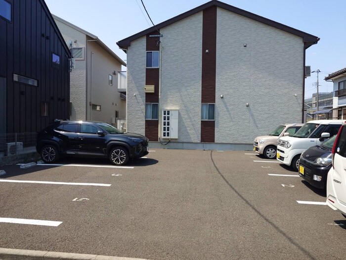 物件外観写真4　(駐車場)