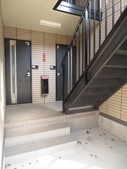 物件外観写真5　(エントランス部分)