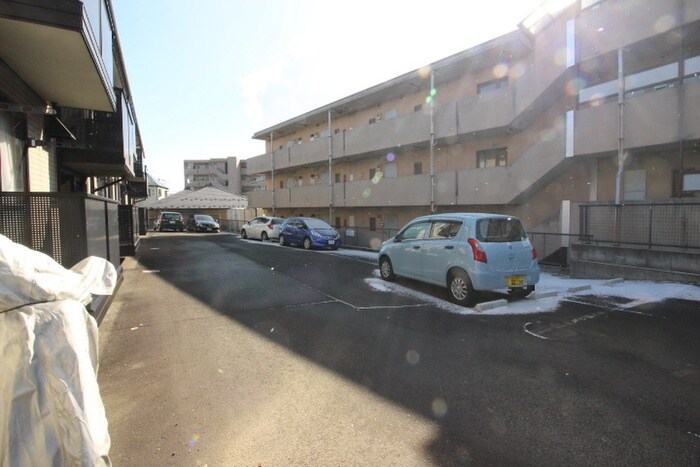 物件外観写真6　(駐車場)
