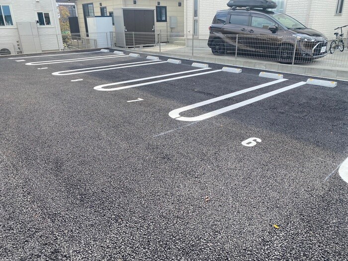 物件外観写真2　(駐車場)