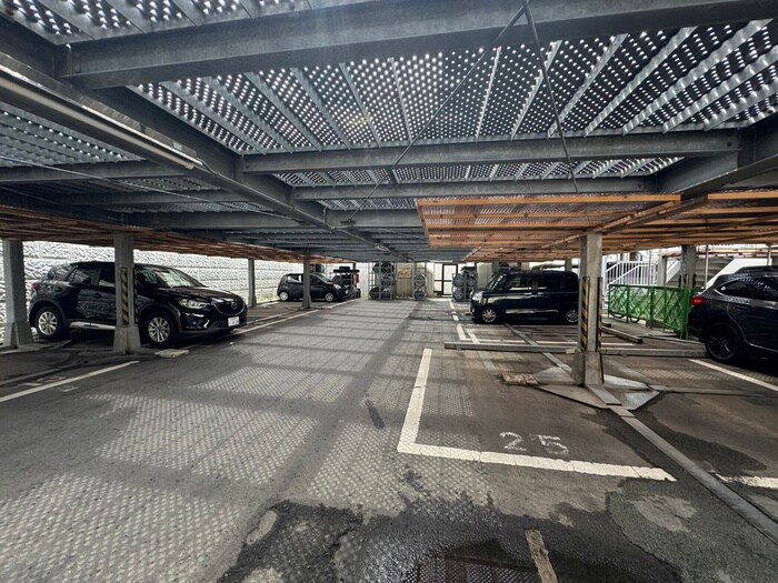 物件外観写真5　(駐車場)