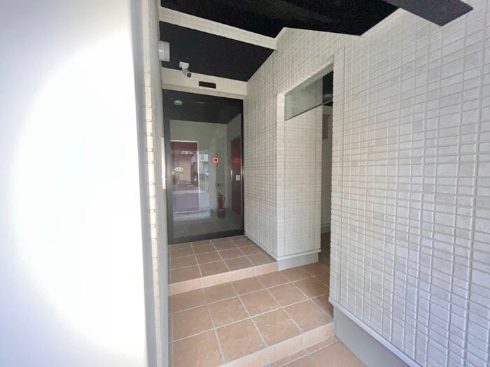 物件外観写真2　(エントランス部分)