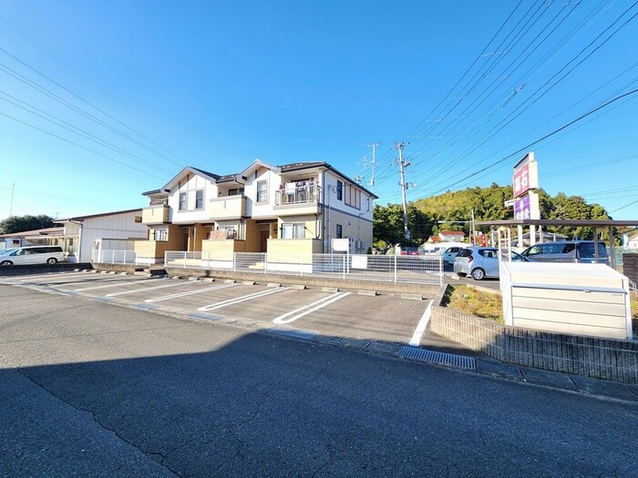 物件外観写真3　(駐車場)