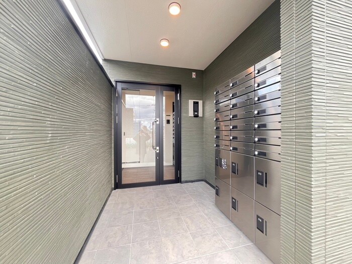 物件外観写真2　(エントランス部分)