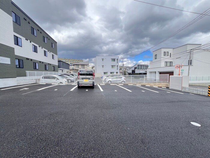 物件外観写真3　(駐車場)