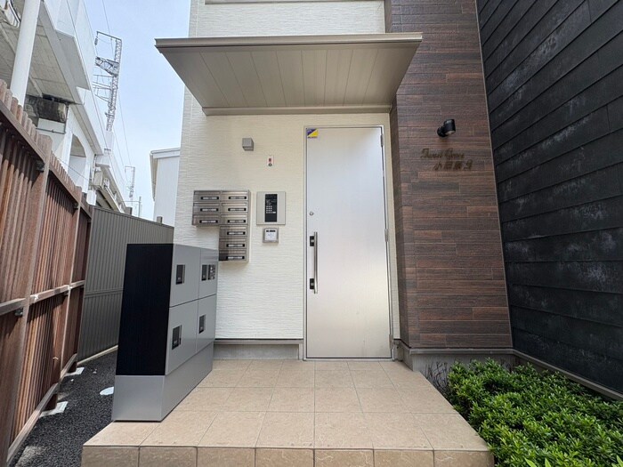 物件外観写真2　(エントランス部分)