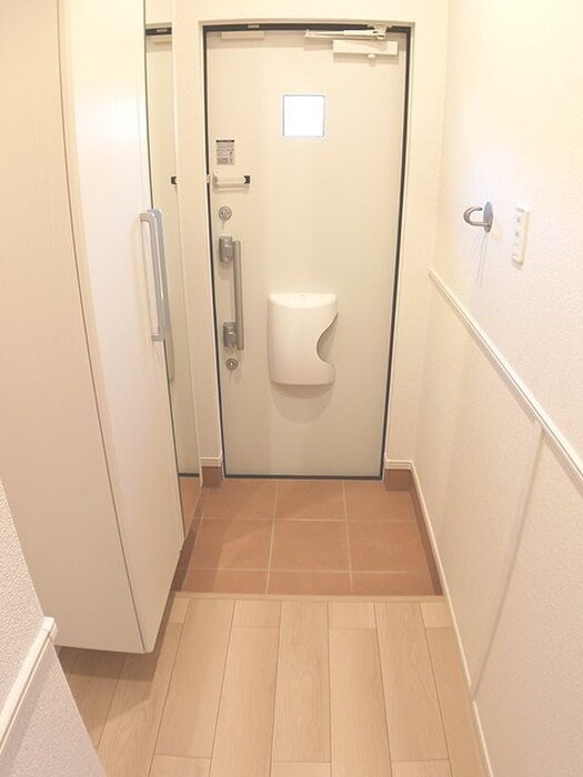 物件内観写真12　(玄関)