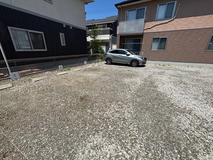 物件外観写真4　(駐車場)