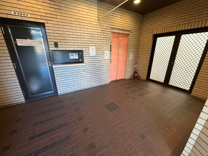 物件外観写真3　(エントランス部分)