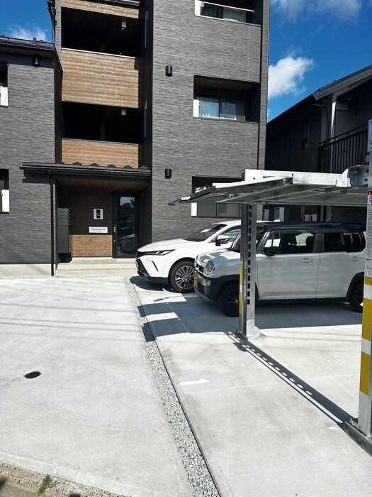 物件外観写真3　(駐車場)