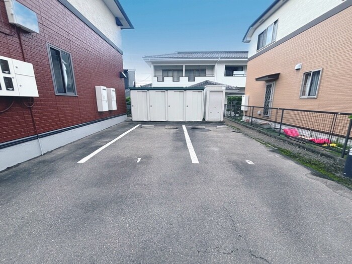 物件外観写真4　(駐車場)