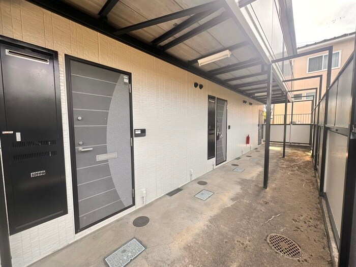 物件外観写真4　(エントランス部分)