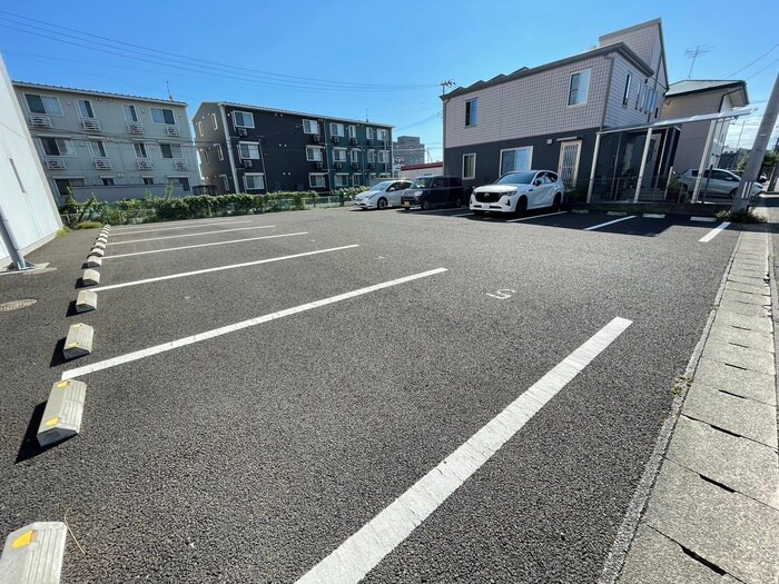 物件外観写真2　(駐車場)