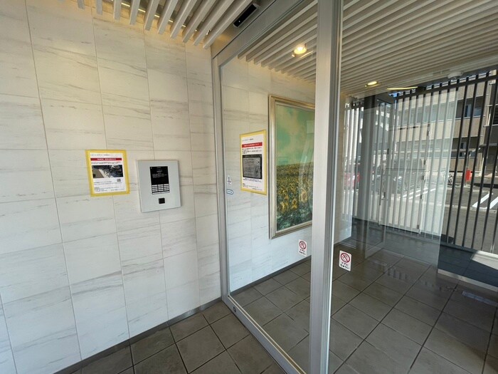 物件外観写真3　(エントランス部分)