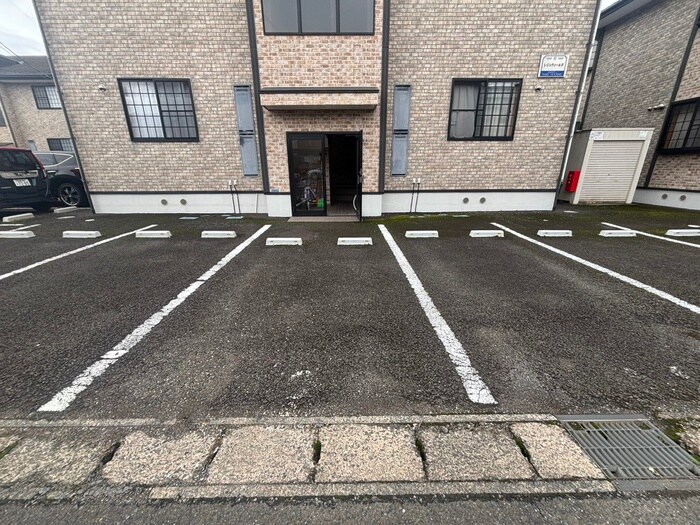 物件外観写真3　(駐車場)