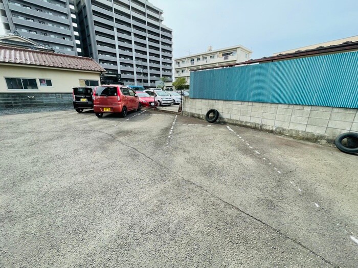 物件外観写真5　(駐車場)