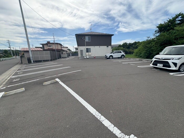 物件外観写真2　(駐車場)