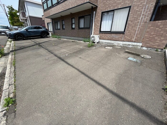 物件外観写真3　(駐車場)