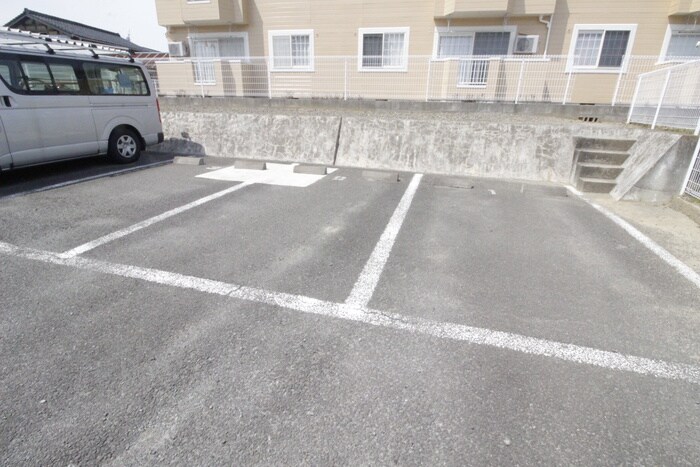 物件外観写真4　(駐車場)