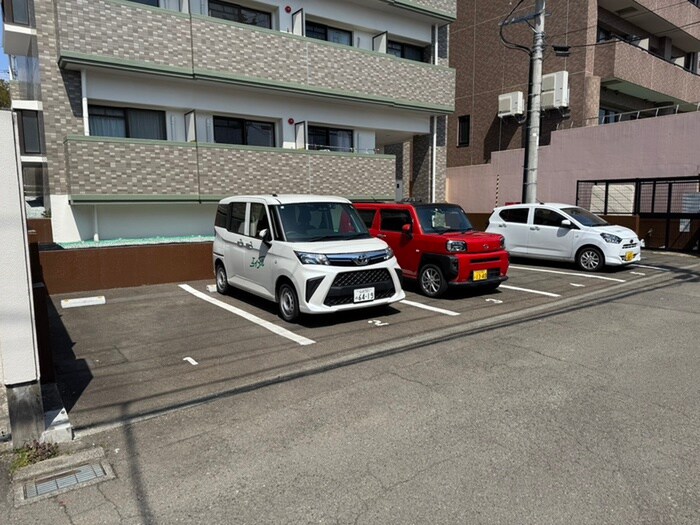 物件外観写真3　(駐車場)