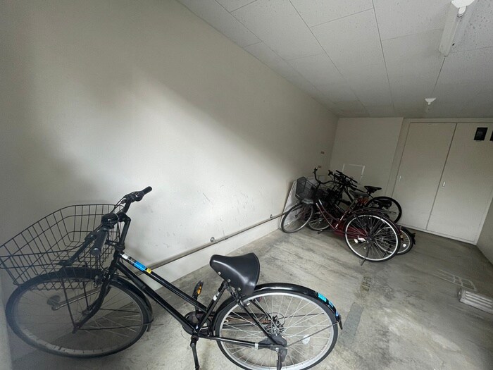 物件外観写真3　(駐輪場)