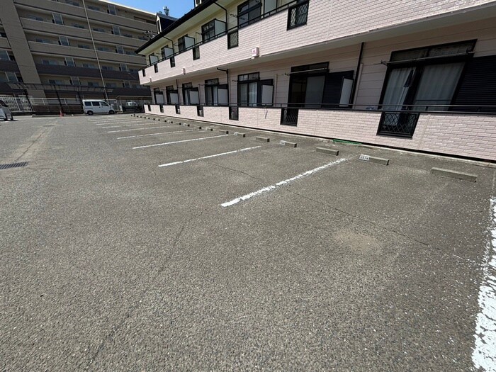 物件外観写真3　(駐車場)