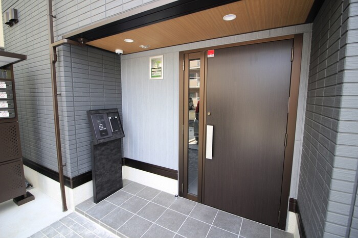 物件外観写真6　(エントランス部分)