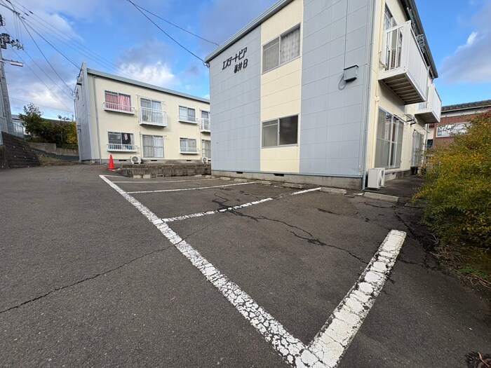 物件外観写真2　(駐車場)