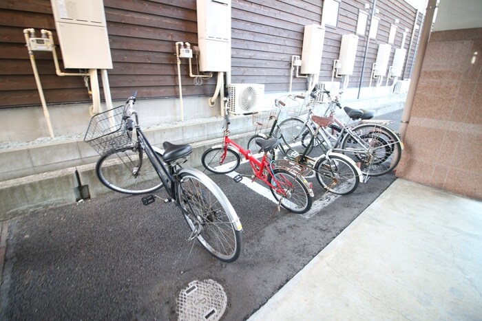 物件外観写真4　(駐輪場)