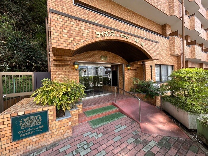 物件外観写真3　(エントランス部分)