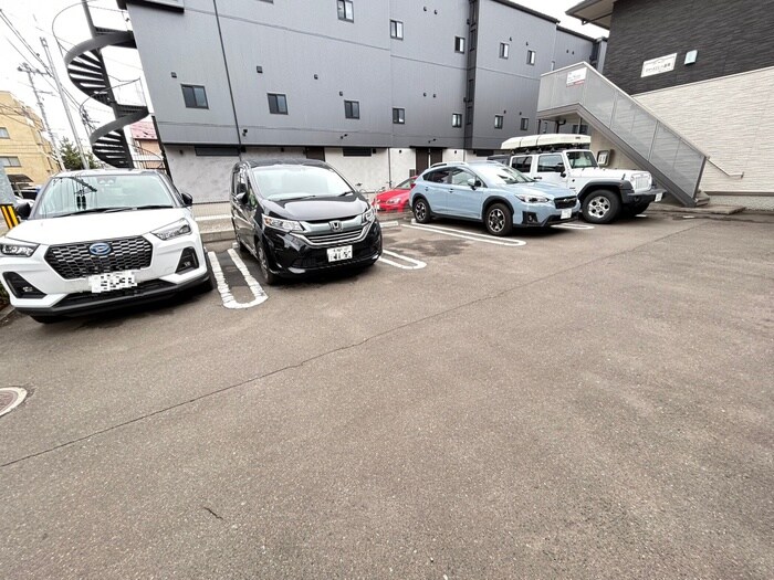 物件外観写真3　(駐車場)