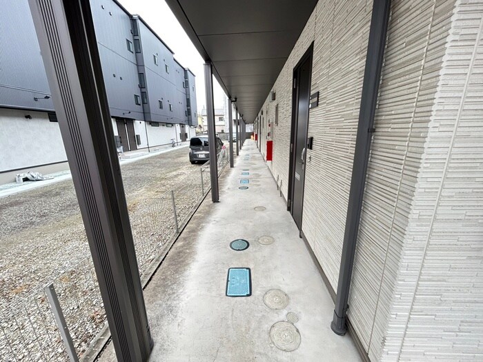 物件外観写真6　(エントランス部分)