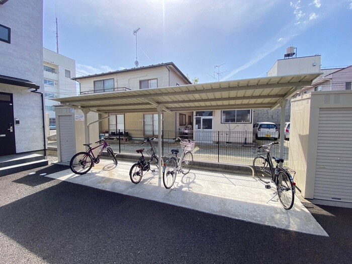 物件外観写真4　(駐輪場)