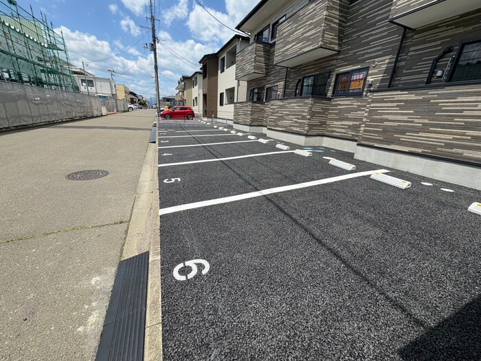 物件外観写真3　(駐車場)