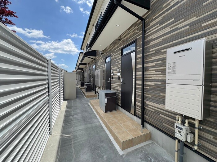 物件外観写真6　(エントランス部分)