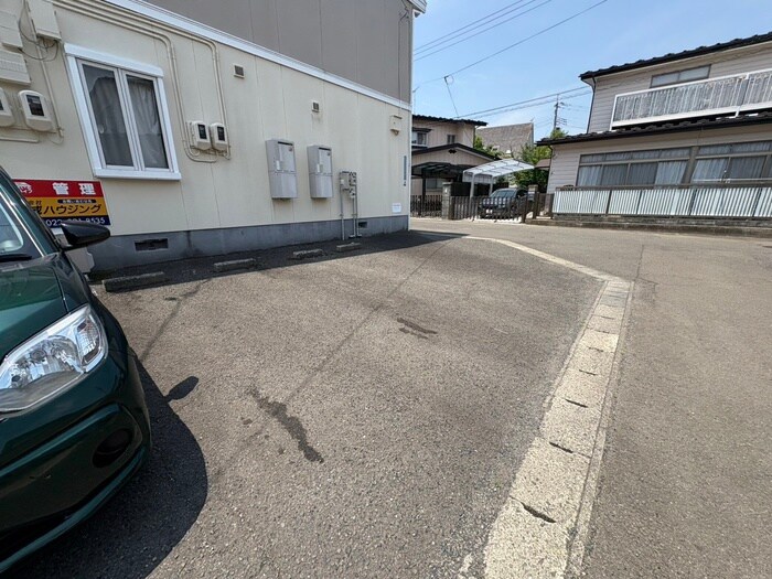 物件外観写真5　(駐車場)