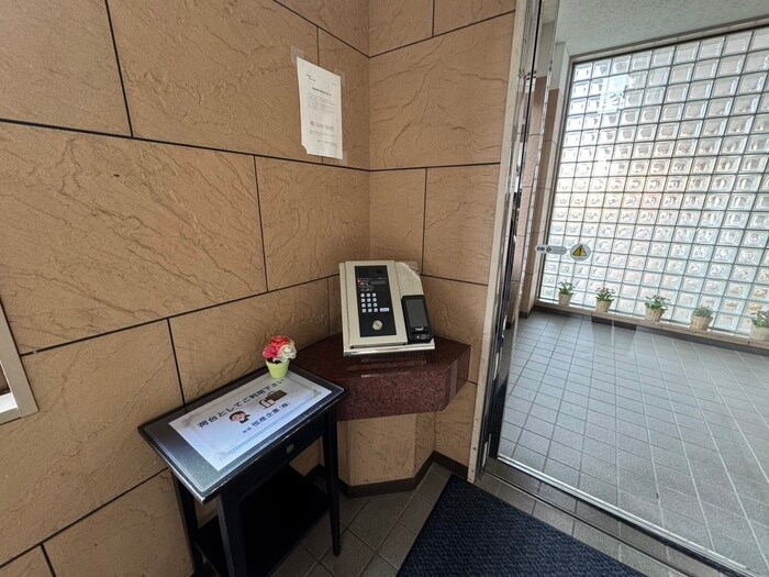 物件外観写真4　(エントランス部分)