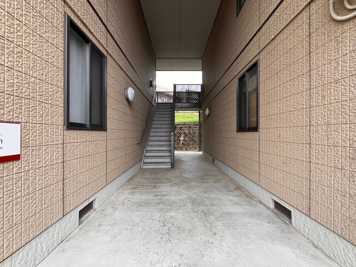 物件外観写真3　(エントランス部分)