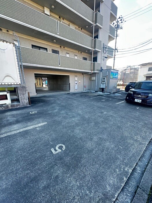 物件外観写真3　(駐車場)