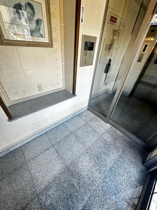 物件外観写真4　(エントランス部分)