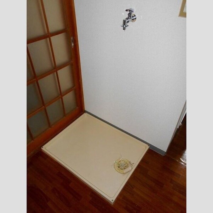 物件内観写真6　(洗濯機置場)