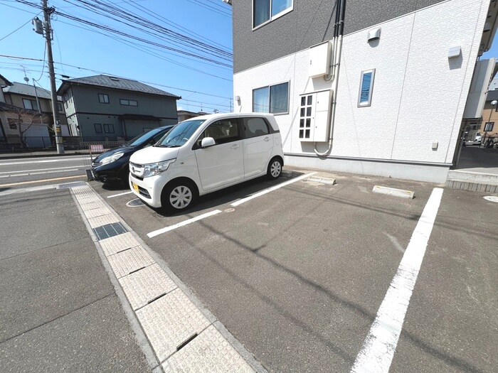 物件外観写真3　(駐車場)