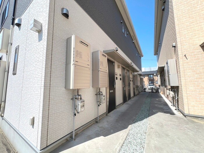 物件外観写真6　(エントランス部分)