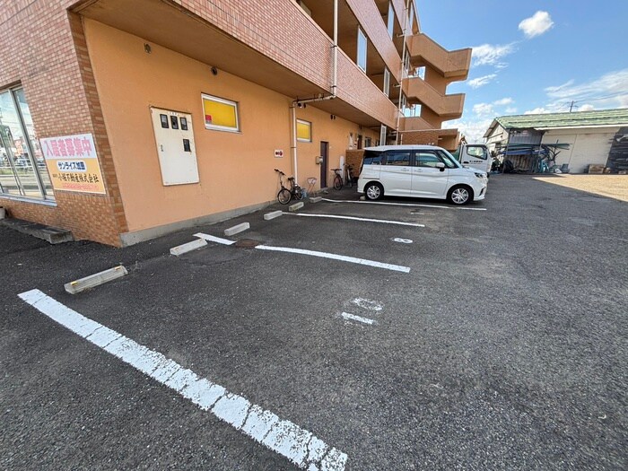 物件外観写真2　(駐車場)