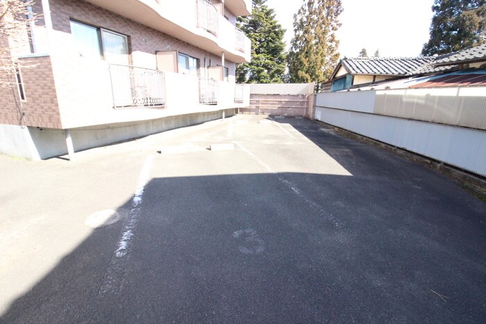 物件外観写真5　(駐車場)