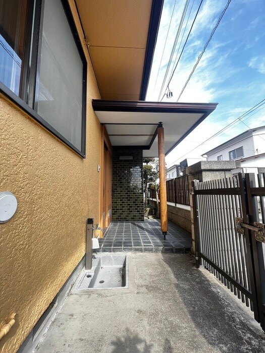 物件外観写真6　(エントランス部分)