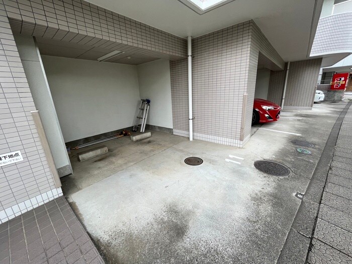 物件外観写真6　(駐車場)