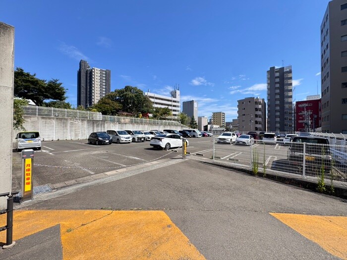 物件外観写真2　(駐車場)